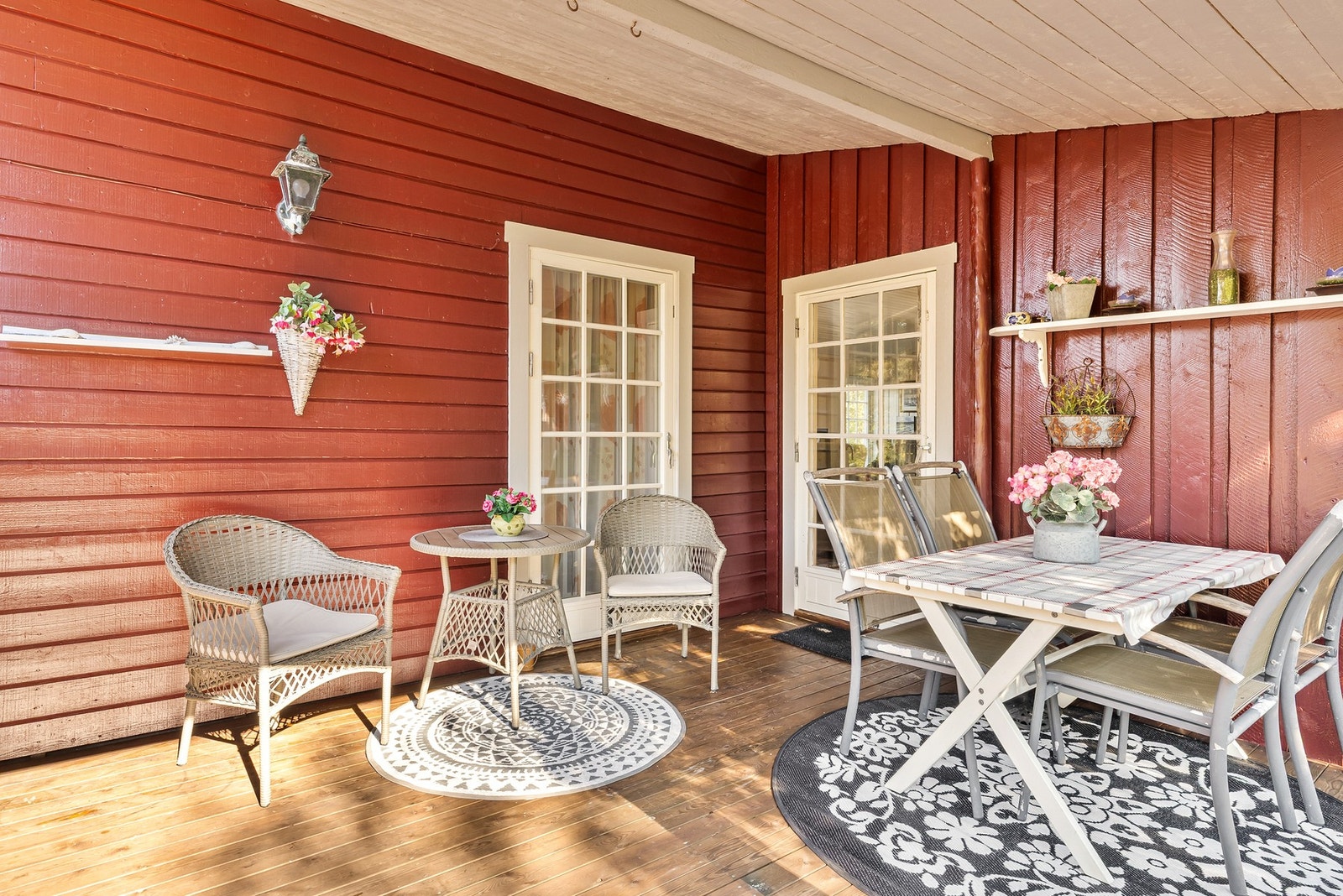 Skjermet og lun terrasse med delvis takoverbygg Galleribilde