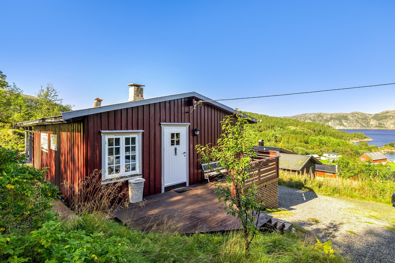 Det er bilvei helt fram til hytteveggen Galleribilde