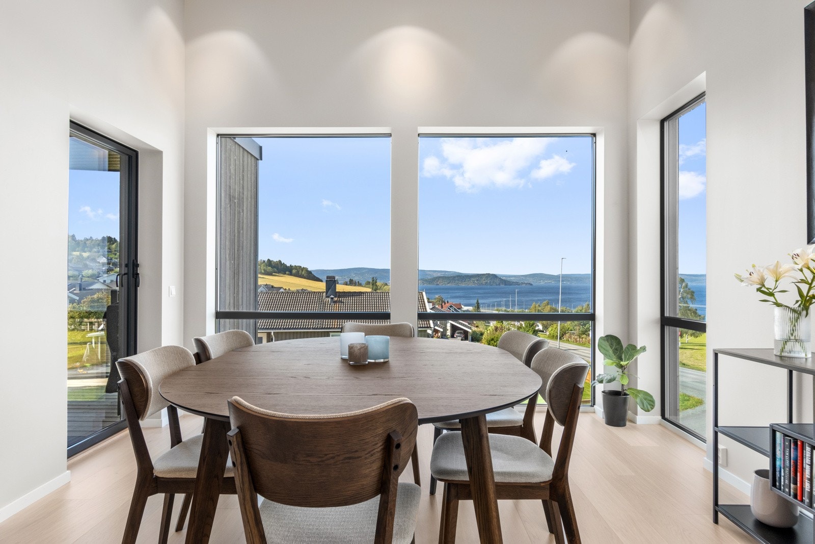 Store vindusflater som slipper inn masse lys. Galleribilde