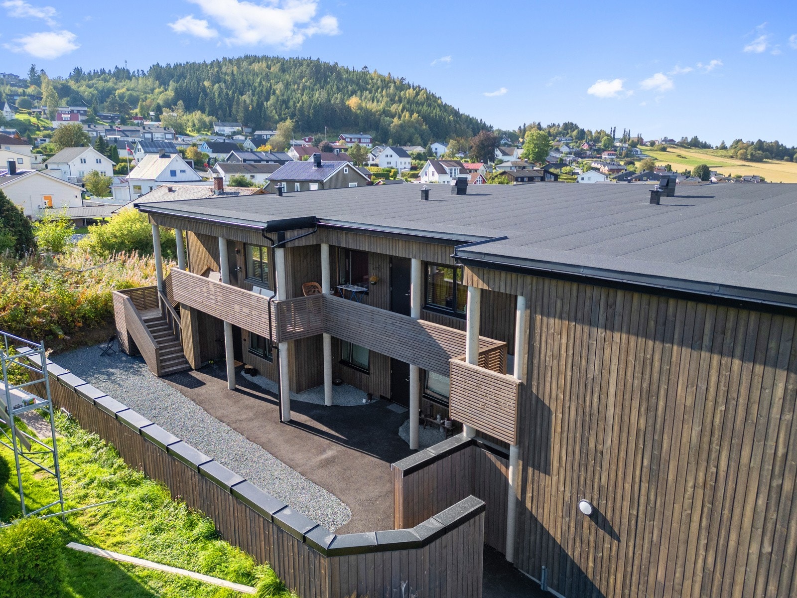 Pent opparbeidet bakgård i tillegg til romslig svalgang med god plass. Galleribilde