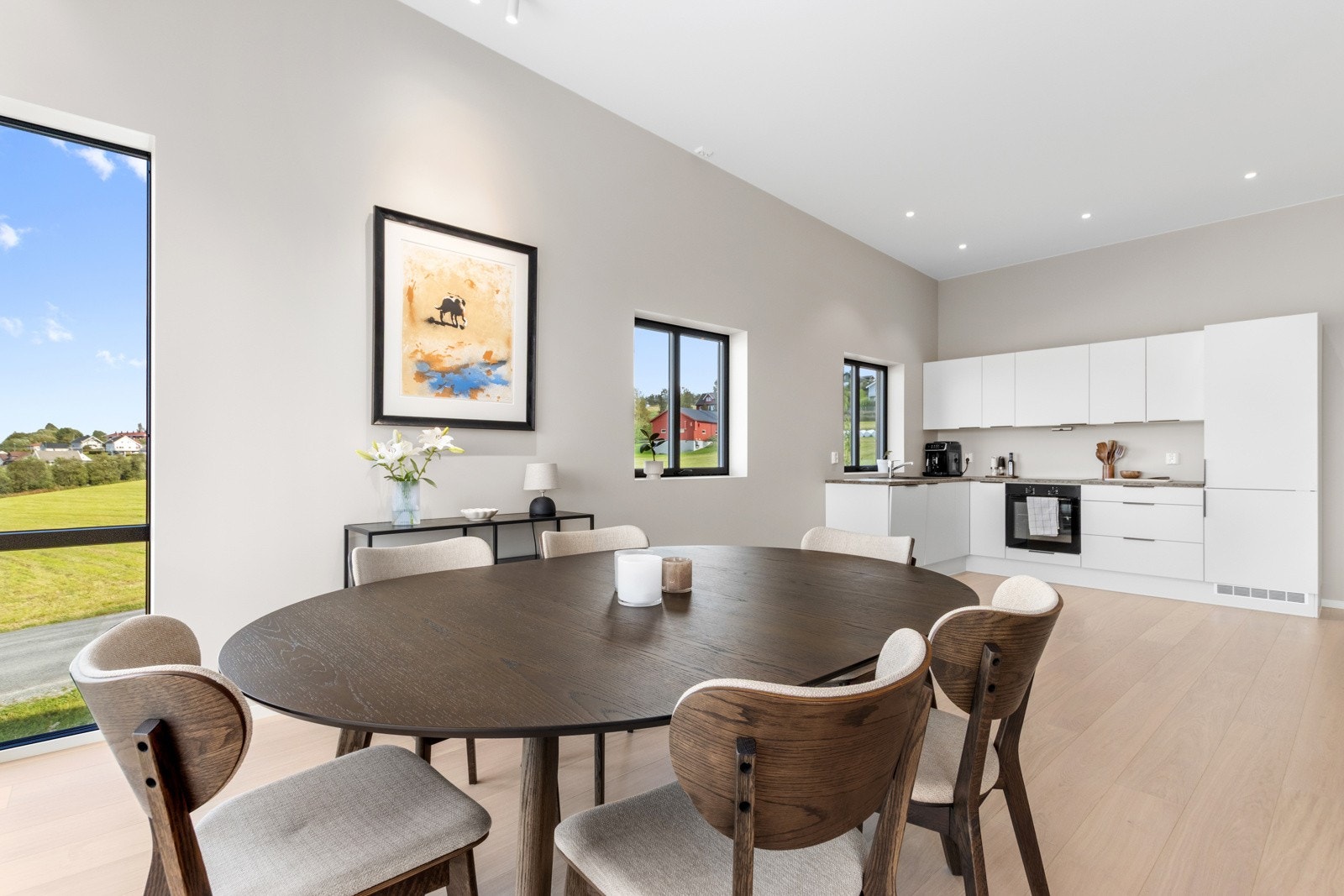 Stue og kjøkken i åpen løsning. Galleribilde