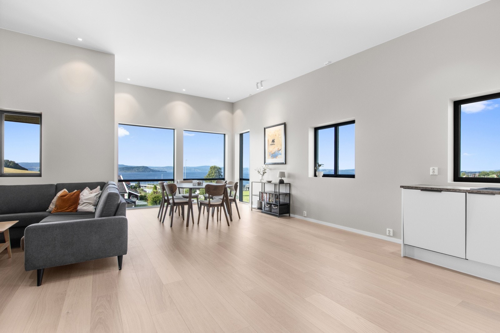 Ettstavs eikeparkett og listefri løsning rundt vindu og tak. Galleribilde