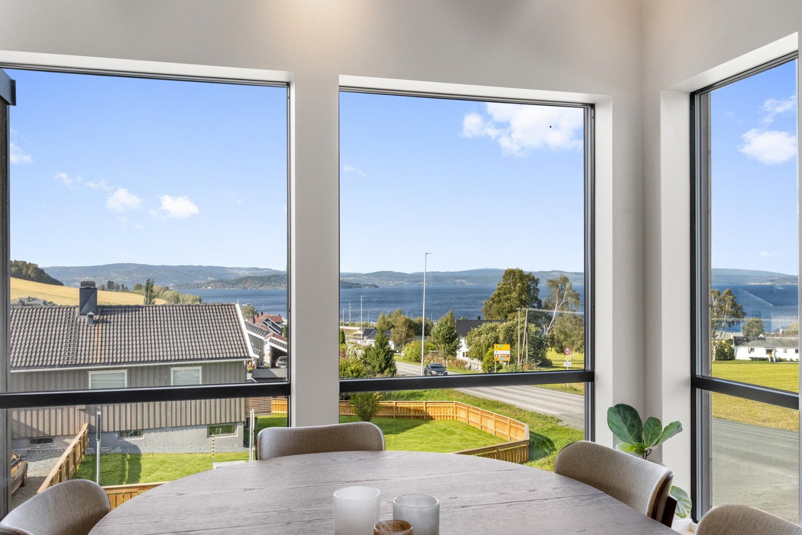 Fra stue og veranda har man svært flott utsikt. Galleribilde