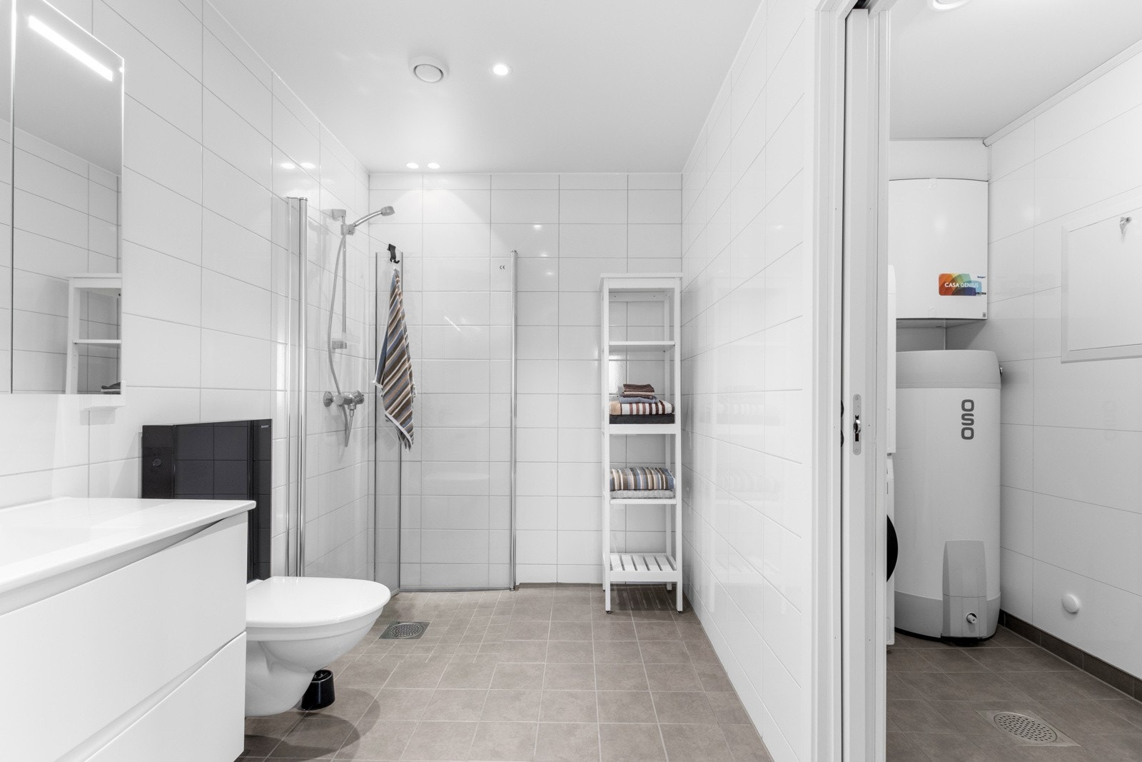 Flislagt bad med direkte adkomst til adskilt vaskerom. Galleribilde