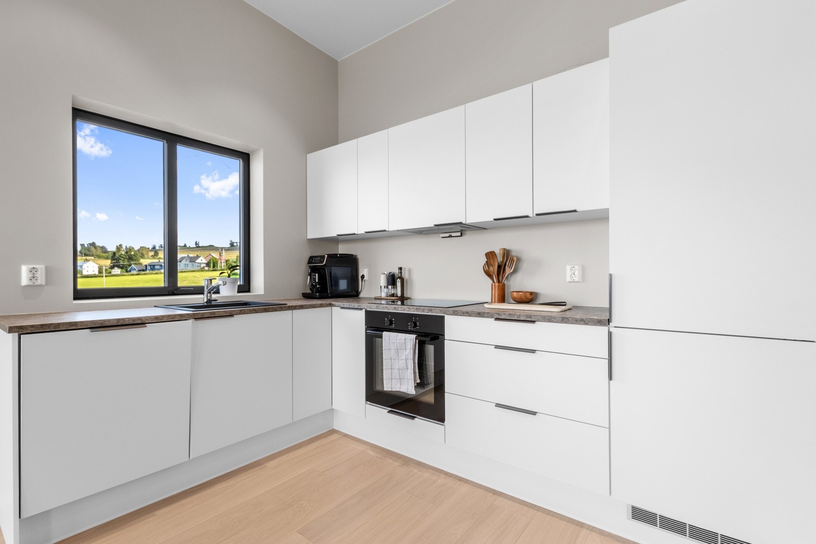 Kjøkken fra JKE Design. Godt med skap og benkeplass. Galleribilde