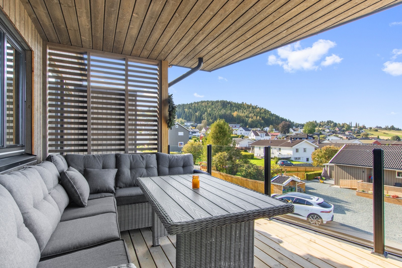 Stor og solrik veranda. Galleribilde