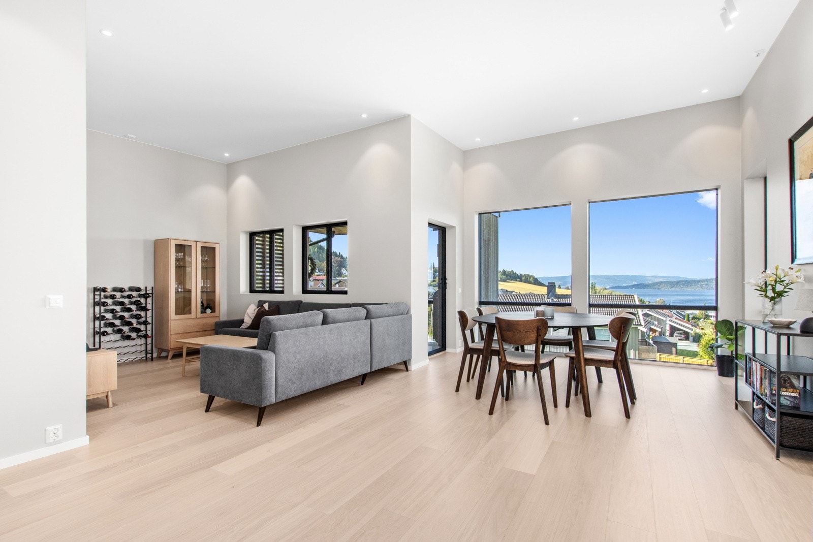 Romslig stue med god plass for flere sittegrupper. Galleribilde