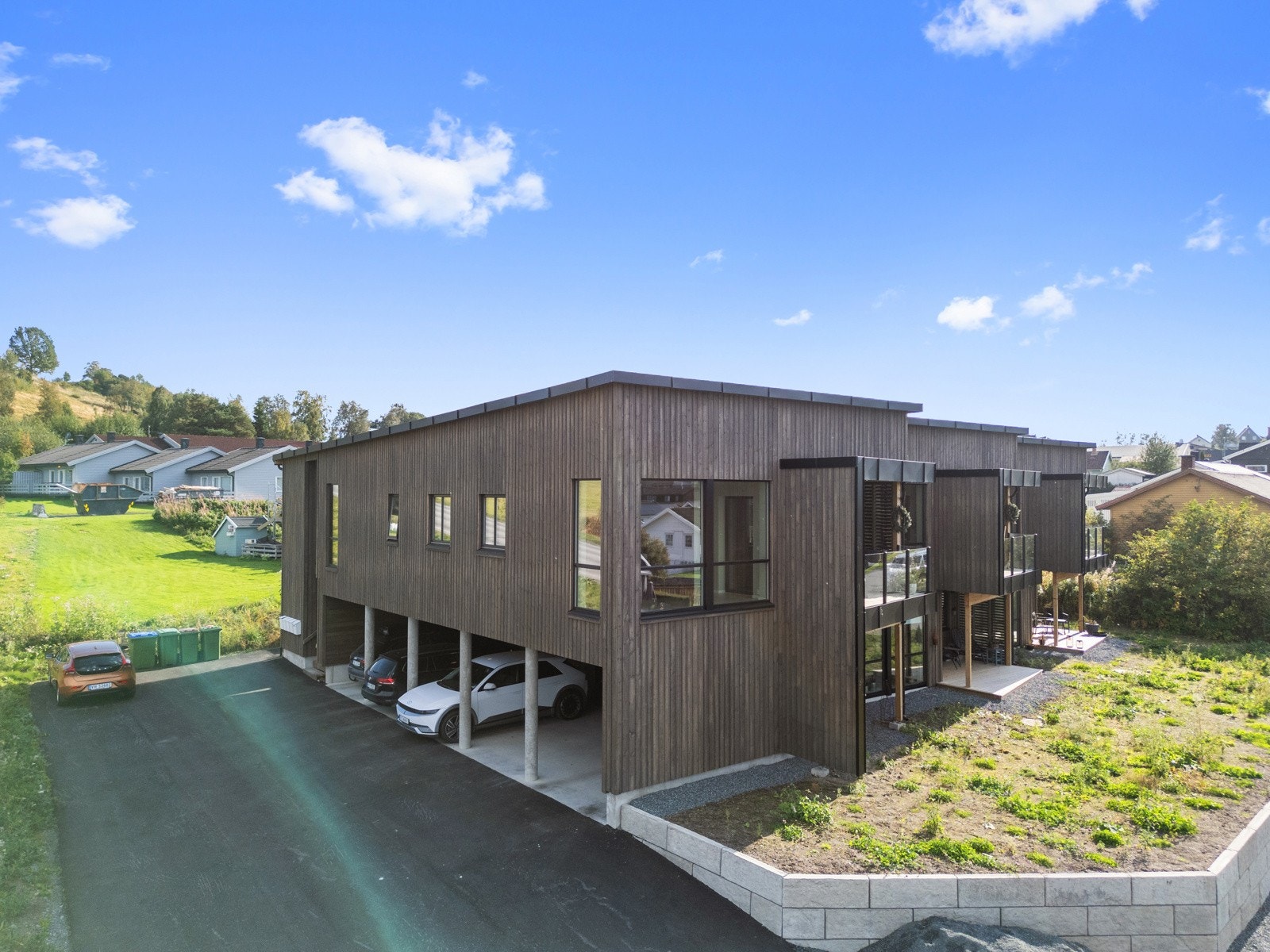 Carport med tilhørende sportsbod. Elbillader. Galleribilde