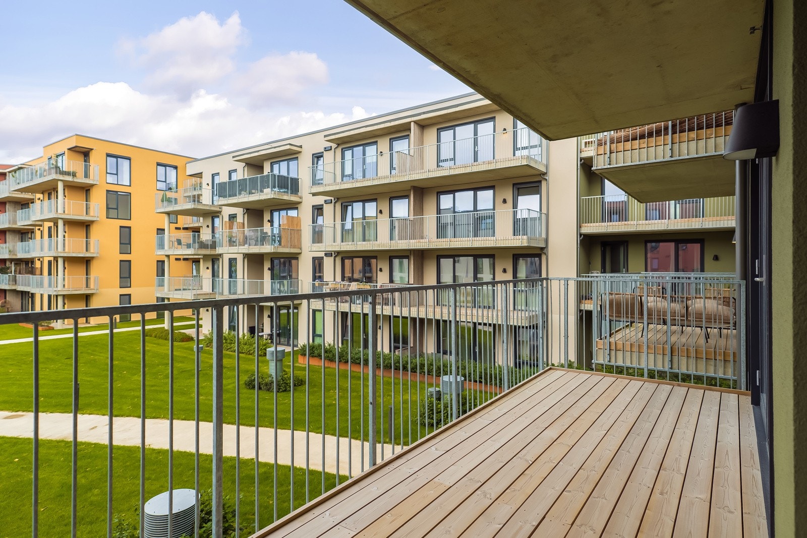 Balkongen blir en herlig forlengelse av stue på varme sommerdager. Galleribilde