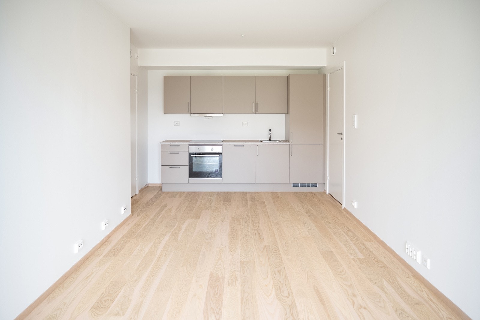 Åpen løsning mellom stue og kjøkken som gir plass til både spisegruppe, samt egen TV-krok. Galleribilde