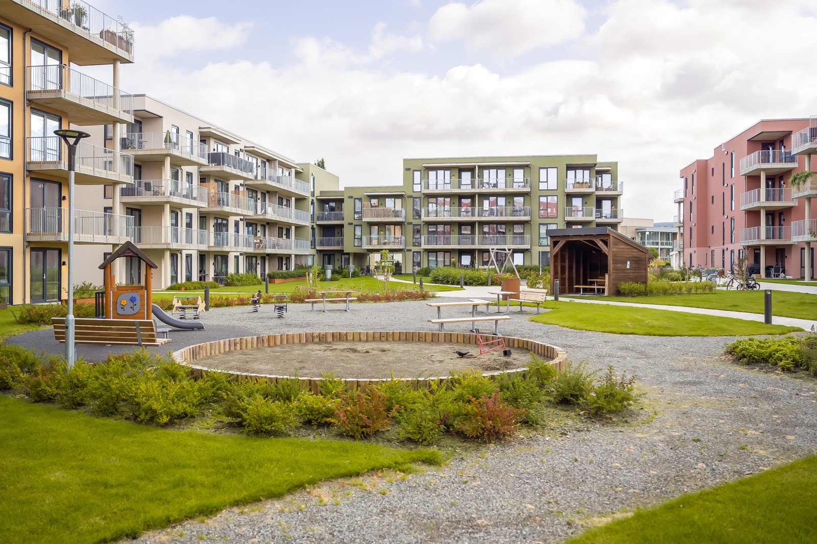 Midt i mellom byggene er det opprettet fellesareal med lekeplasser og benker. Galleribilde