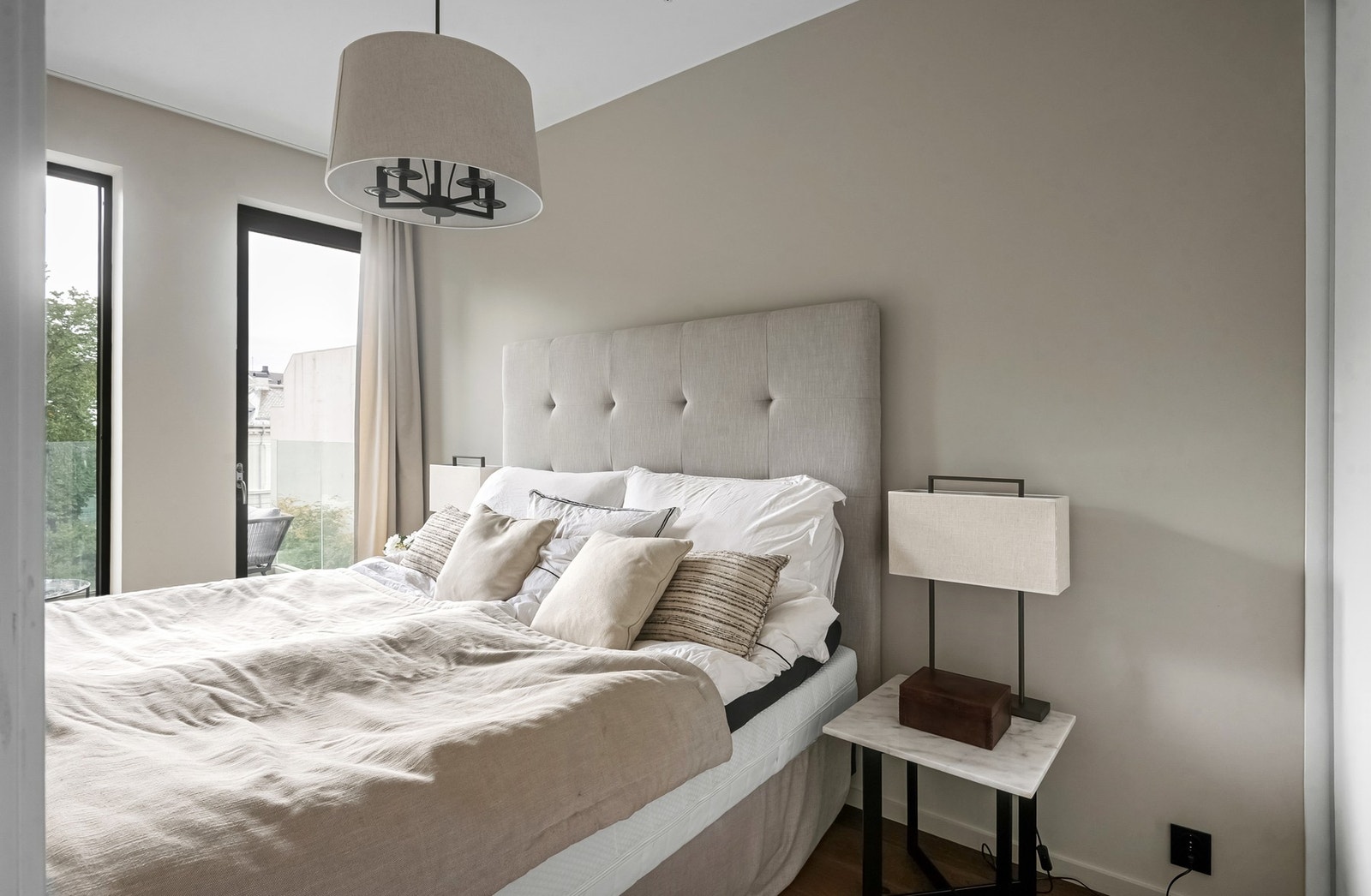 Soverommet har store vindusflater. Galleribilde