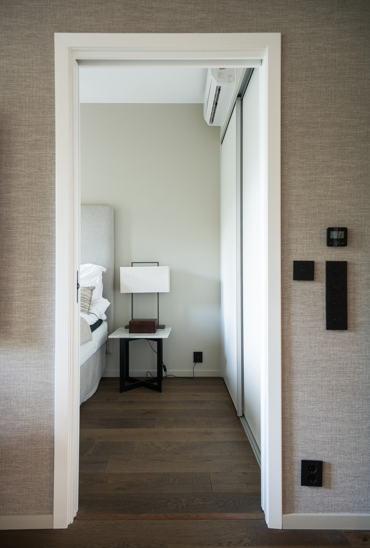 Inngang til soverom med skyvedørsgarderobe. Galleribilde