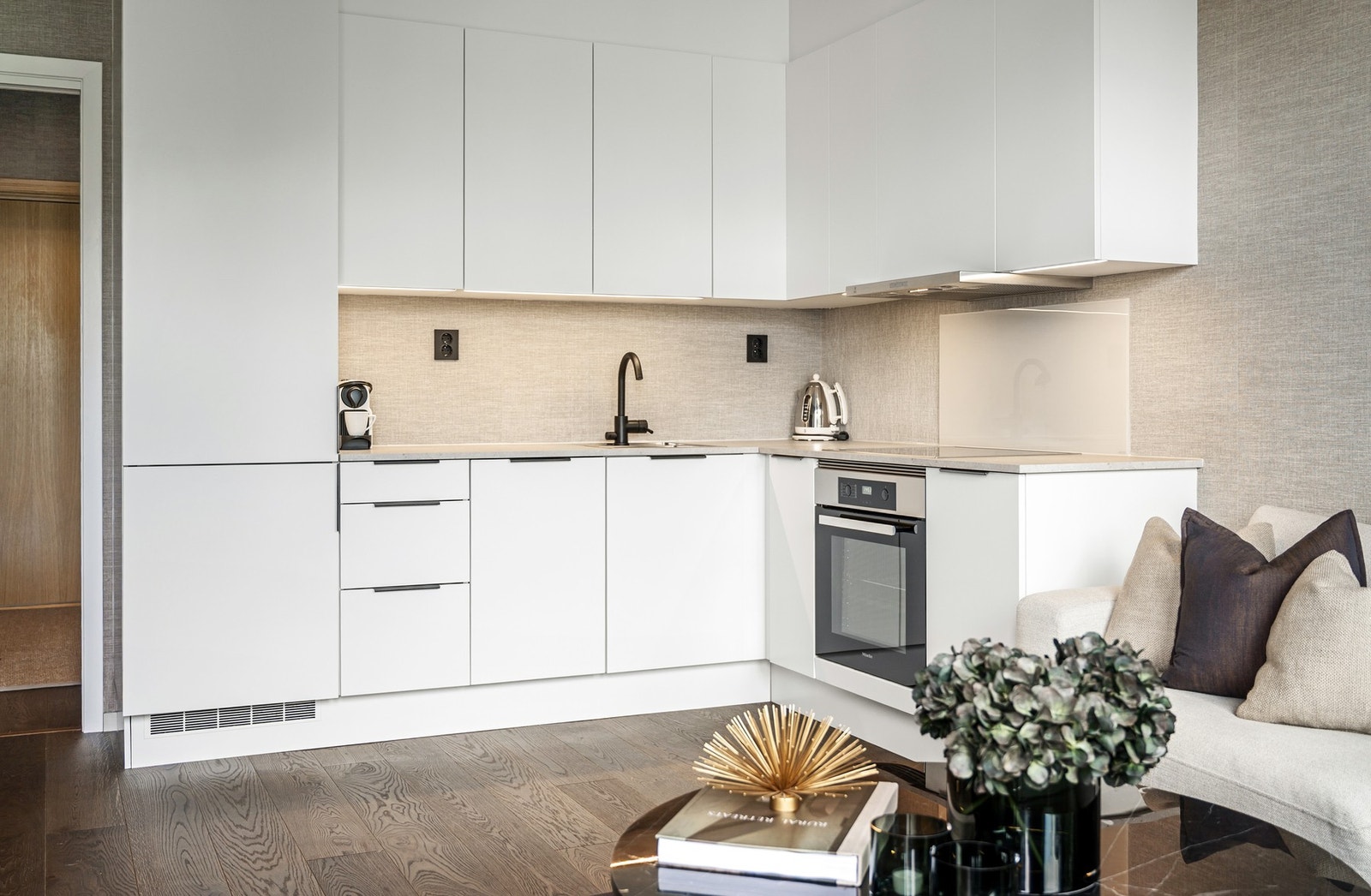 Benkeplate i laminat med belysning under overskap. Galleribilde