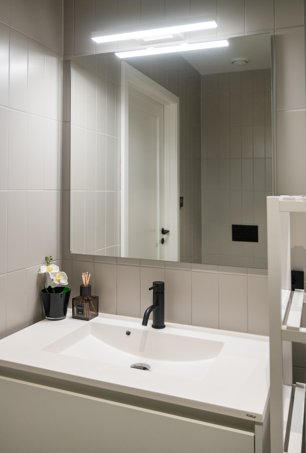 Moderne servantskap med speil og belysning. Galleribilde