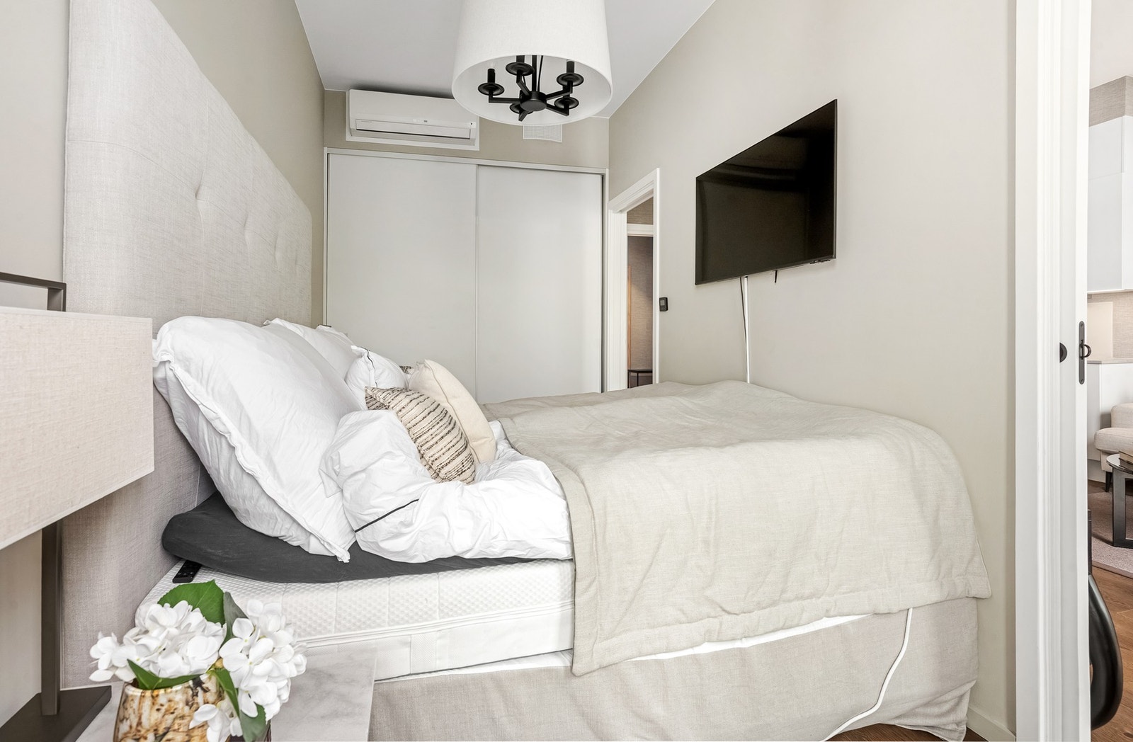 Soverom med god plass til dobbeltseng og garderobe. Galleribilde