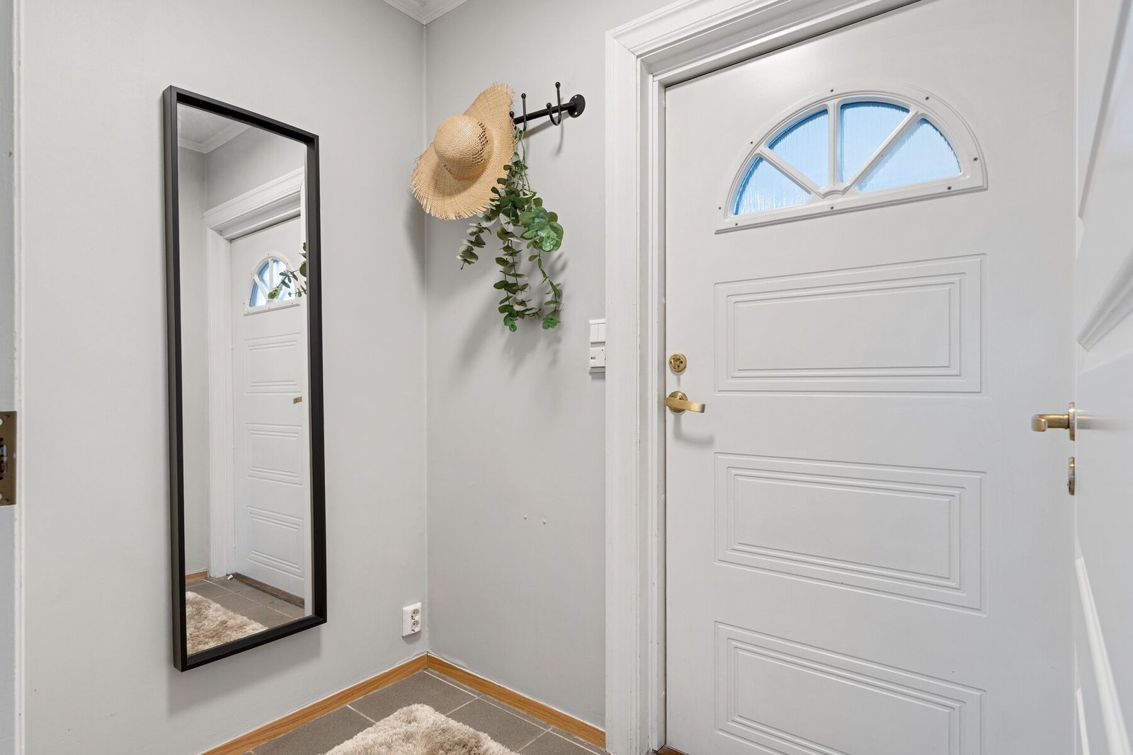 Innbydende og lys entré med flislagt gulv med gulvvarme. God plass til å henge fra seg yttertøy og sette fra seg sko. Galleribilde