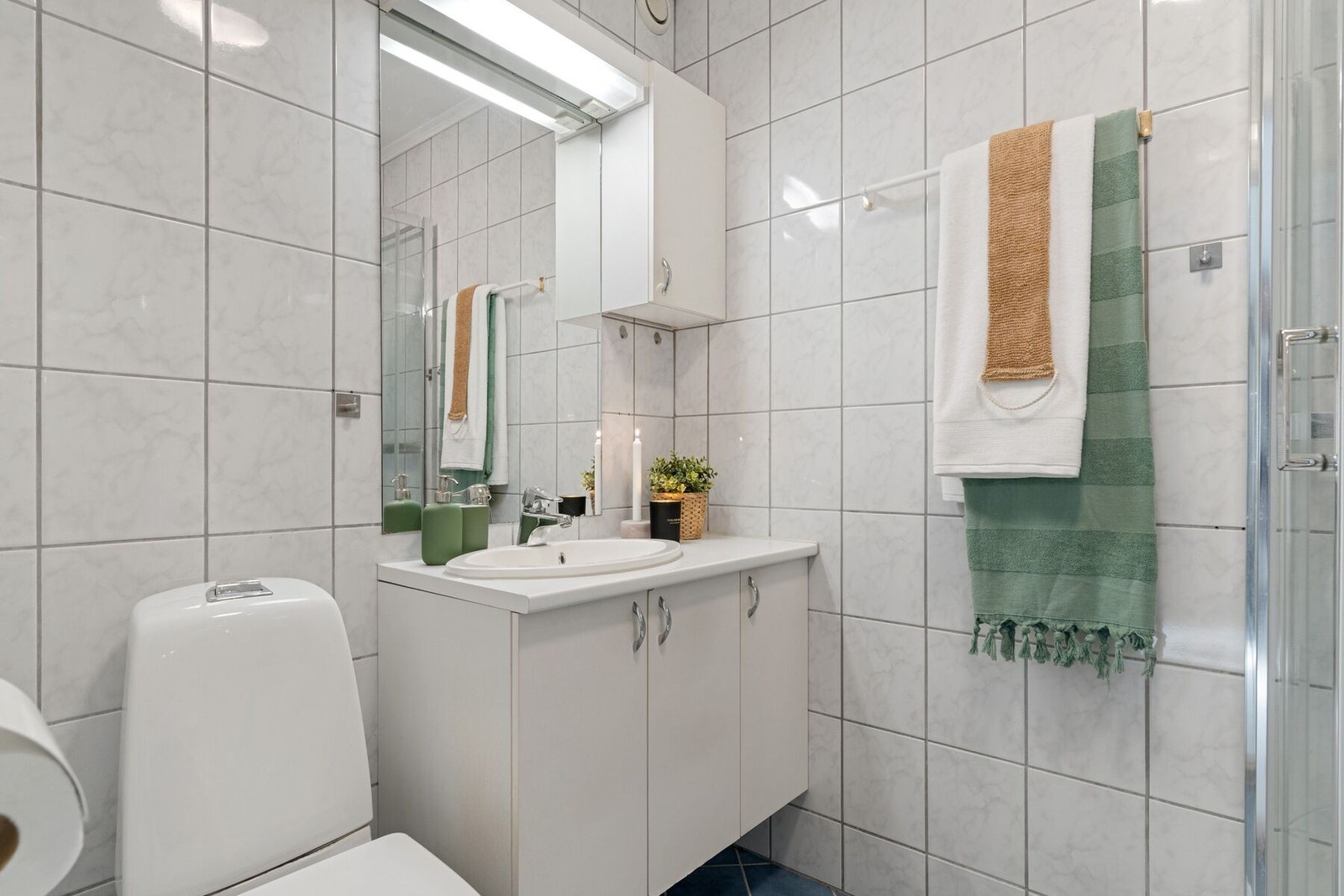 Lyst helfliset bad med behagelig varme i gulv. Galleribilde