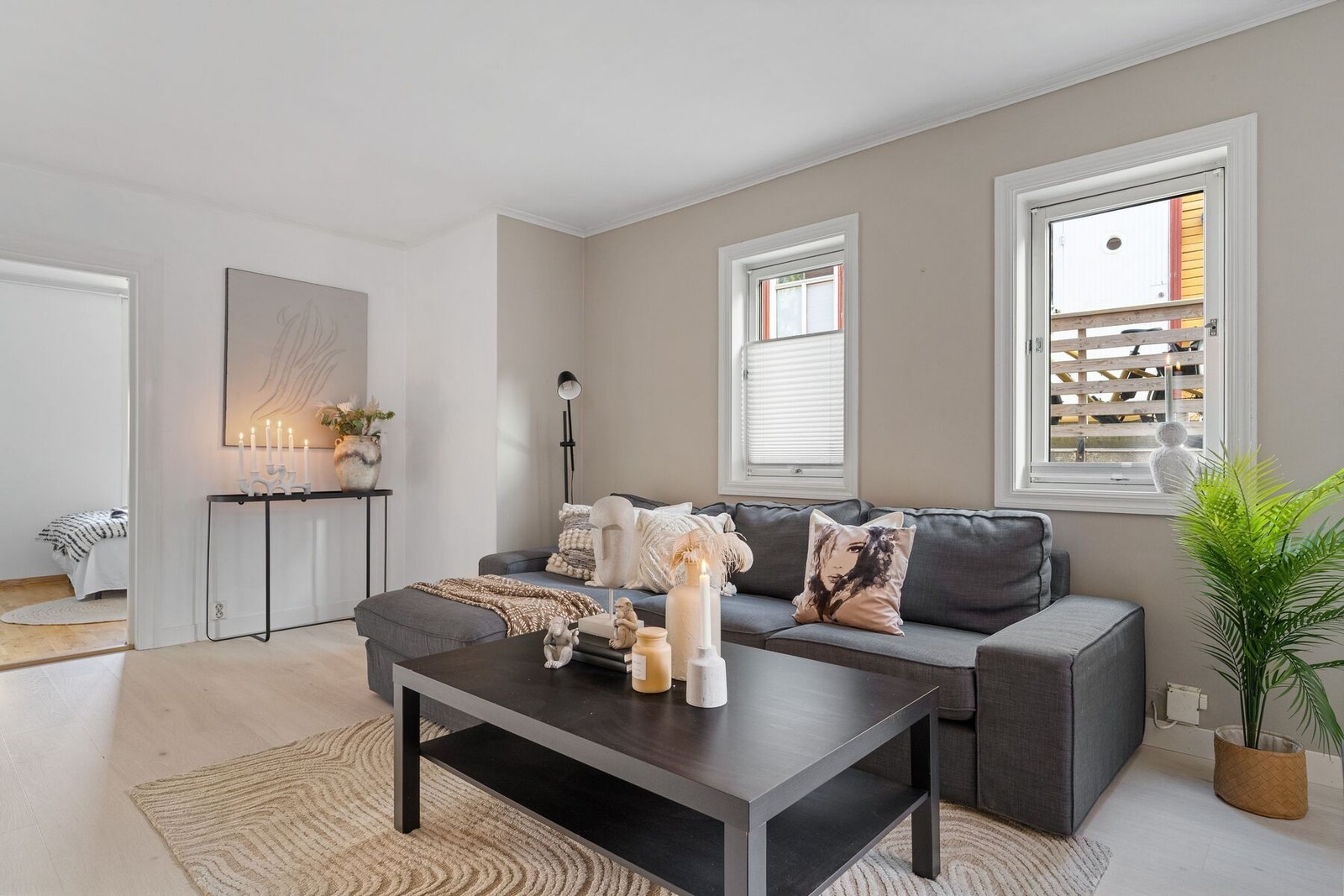 Leiligheten byr på en åpen stue- og kjøkkenløsning på 26,5 m². Galleribilde