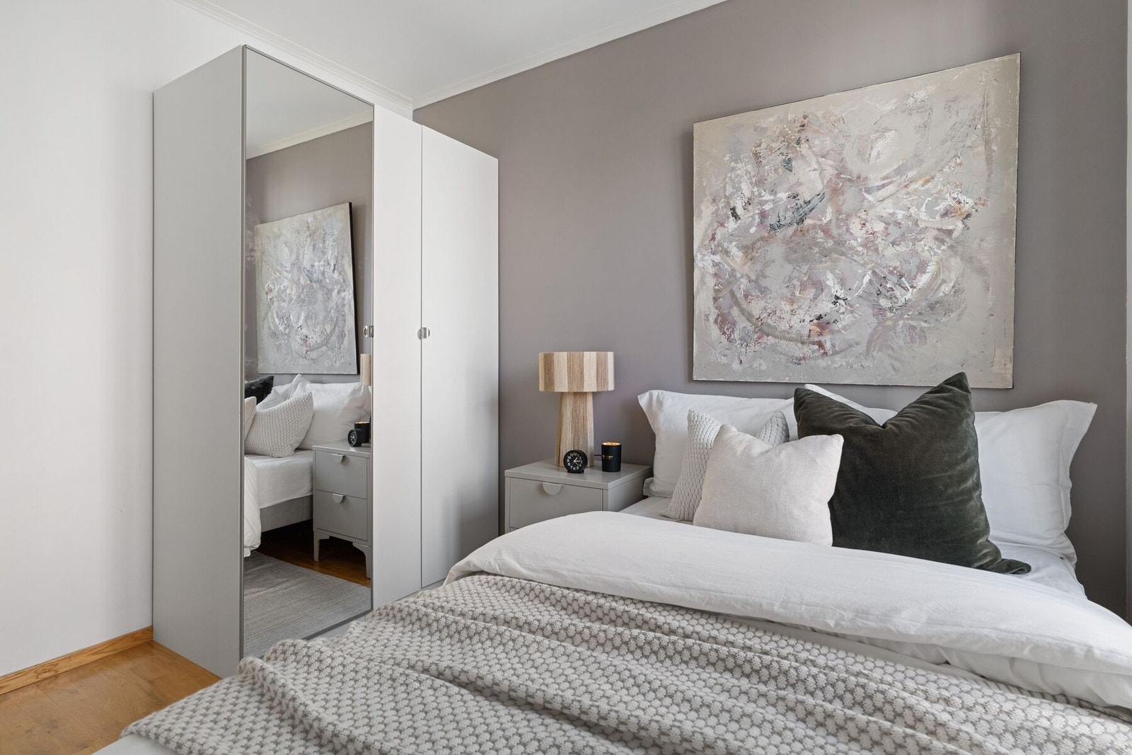 Rommene har kontrastvegg i moderne beige nyanse som sørger for spill i rommet. Galleribilde