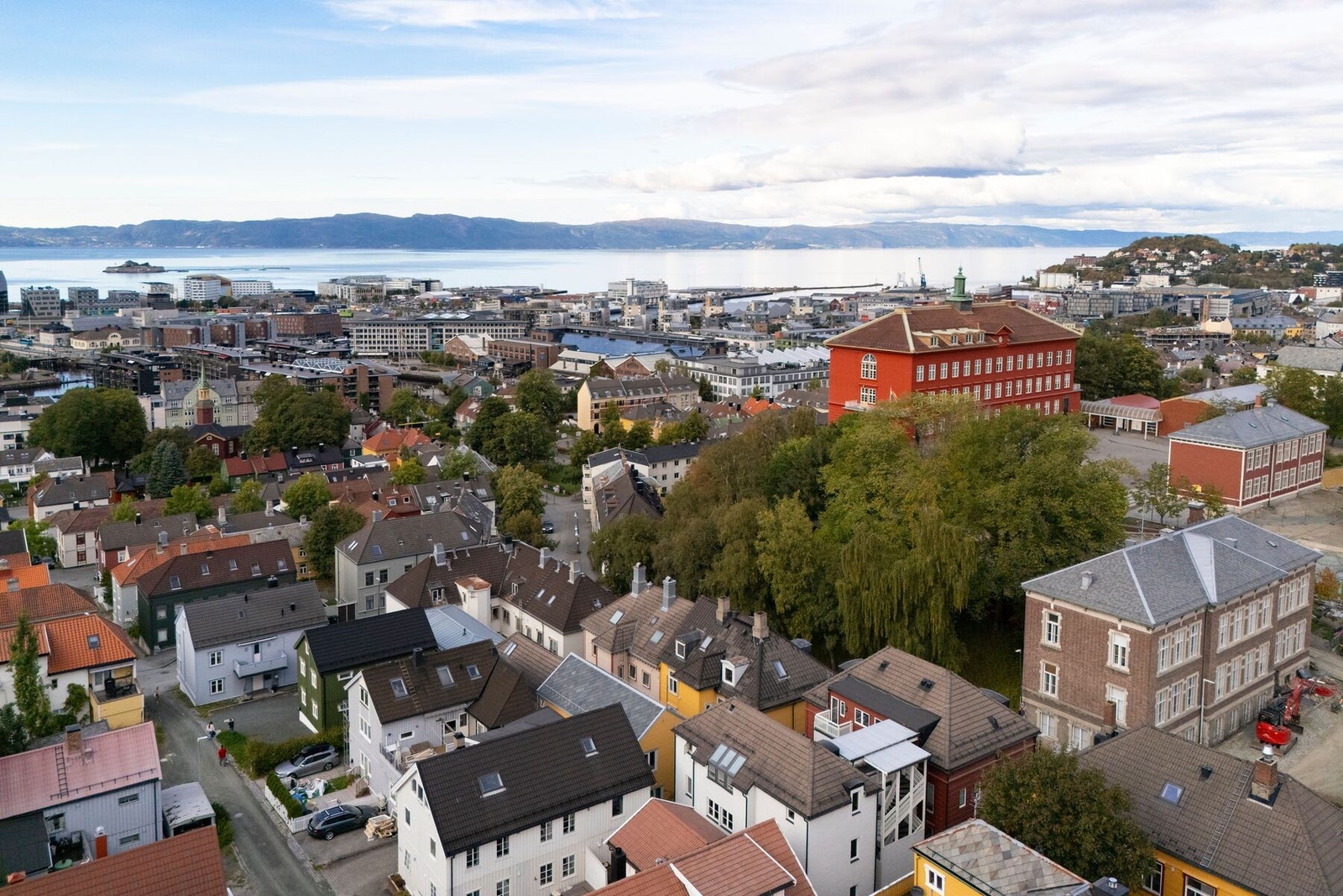 Kort vei til studiesteder som bl.a NTNU Gløshaugen, NTNU Kalvskinnet, Handelshøyskolen BI og DMMH. Galleribilde