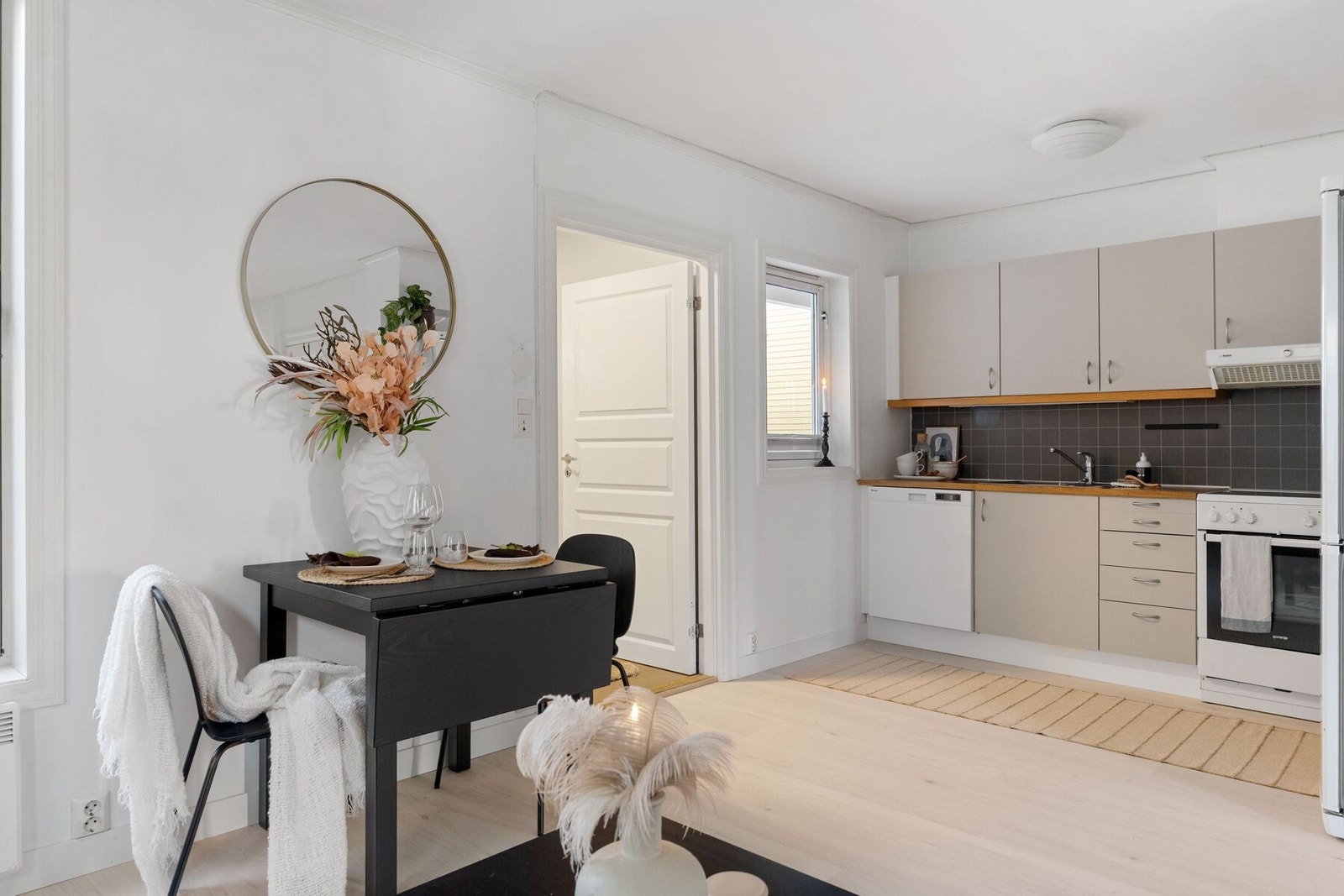 Mellom stue og kjøkken finner spisemøblement sin naturlige plassering. Galleribilde