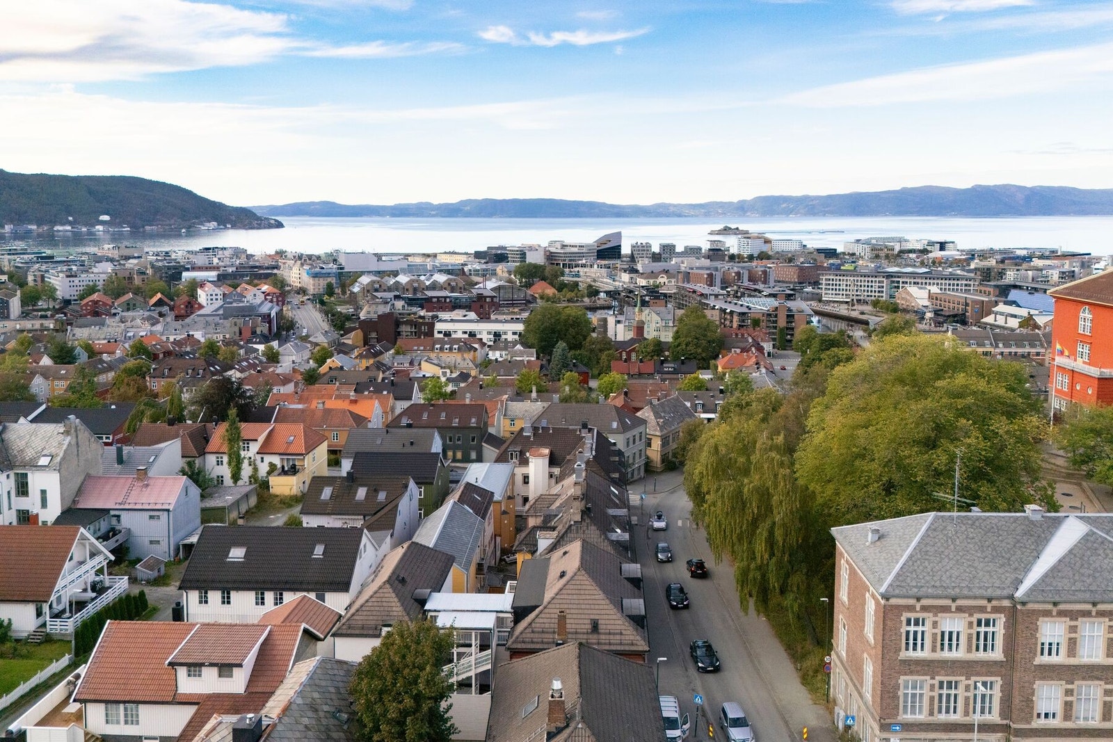 I nærheten har du også Solsiden som byr på et rikt utvalg av restauranter, kaféer og uteliv. - Velkommen til en hyggelig visning - husk påmelding. Galleribilde