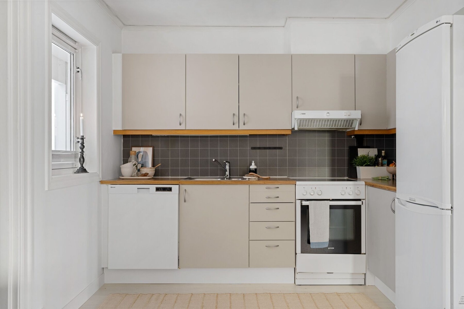 Kjøkkenet har frittstående oppvaskmaskin, stekeovn og kombiskap. Disse kan medfølge handelen. Galleribilde