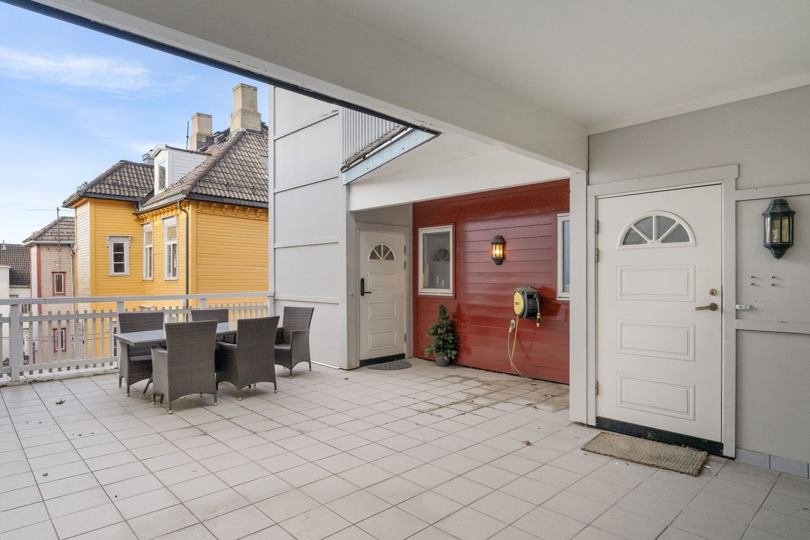 Sameiet har en felles terrasse med god plass til utemøblement til sosiale anledninger. Galleribilde