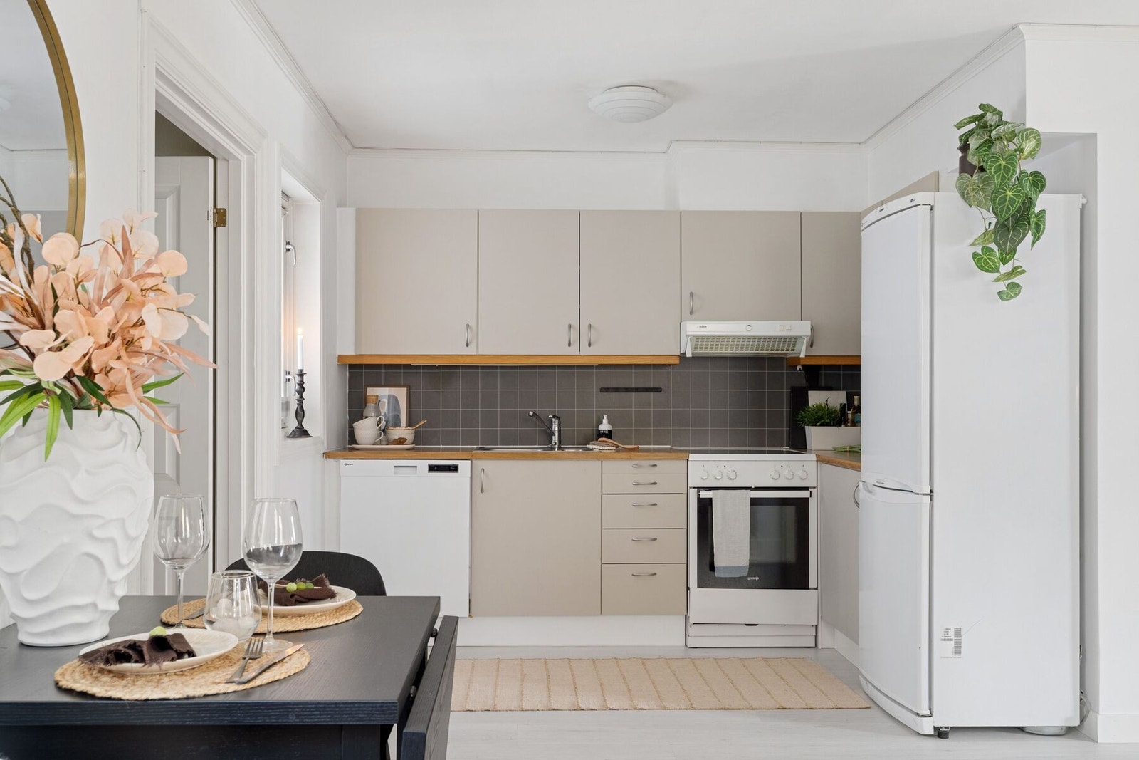 Lyst og velholdt kjøkken med mye skap- og skuffeplass. Galleribilde