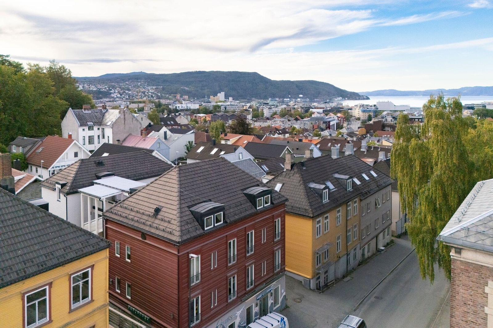 Bygården ble bygd i 2000 og har gjennomgående moderne standard både innvendig og utvendig. Galleribilde