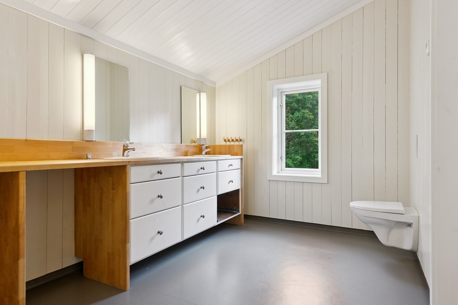 Baderomsinnredningen har doble servanter, god benkeplass og vegghengt toalett. Det er varme i gulvet. Galleribilde