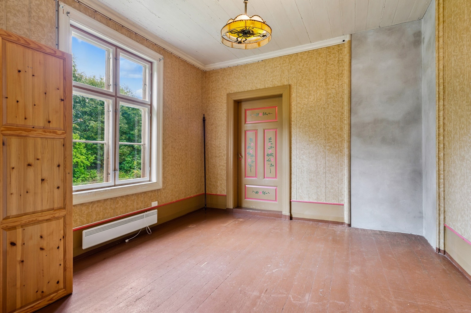 De profilerte tredørene og originale detaljene går igjen i hele boligen. Galleribilde