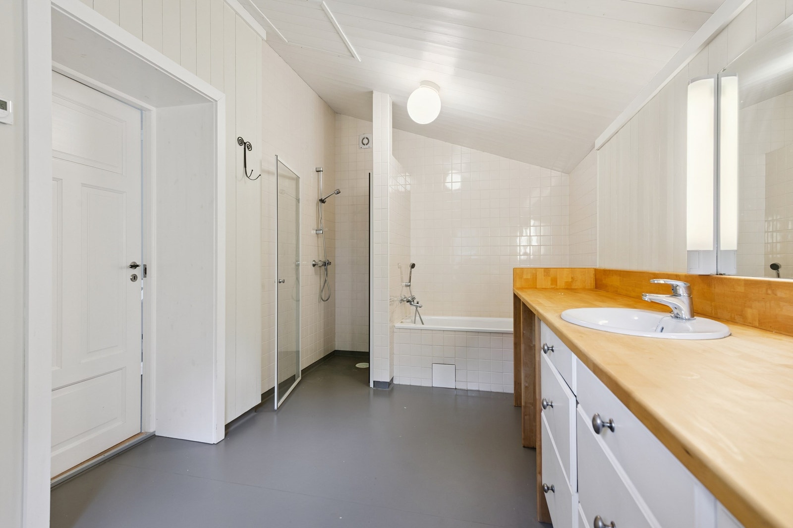 Det romslige badet i andre etasje har både dusjnisje og et innmurt badekar. Galleribilde