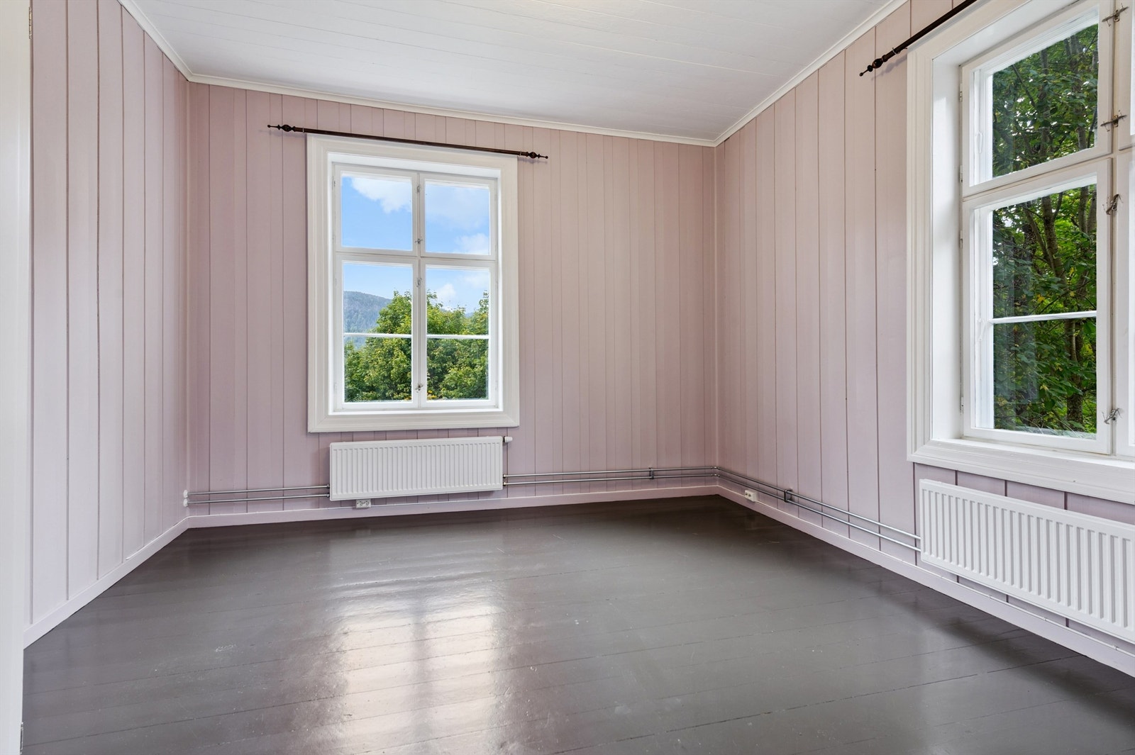 Soverommene har god størrelse og store vinduer som slipper inn mye lys. Galleribilde