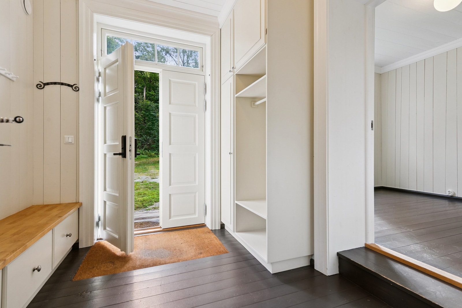 Velkommen inn i en lys og romslig entré med gode oppbevaringsmuligheter. Galleribilde