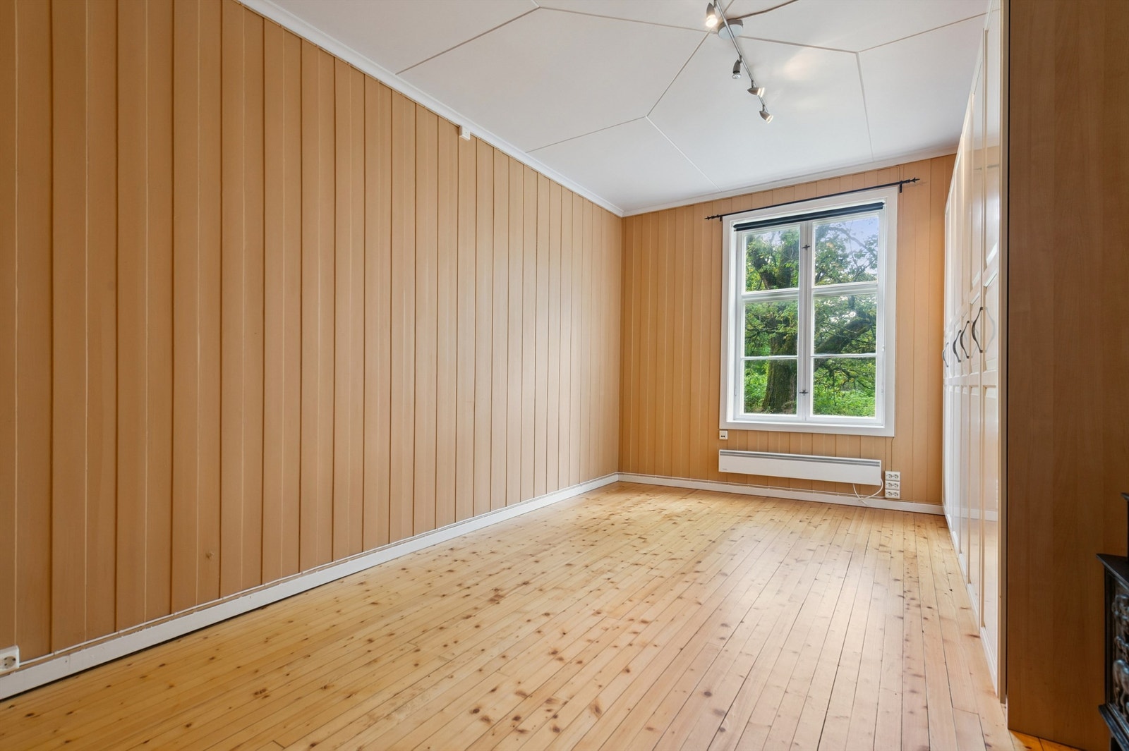 Et romslig soverom (i 1. etasje) med heltre gulv og integrerte garderobeskap. Galleribilde