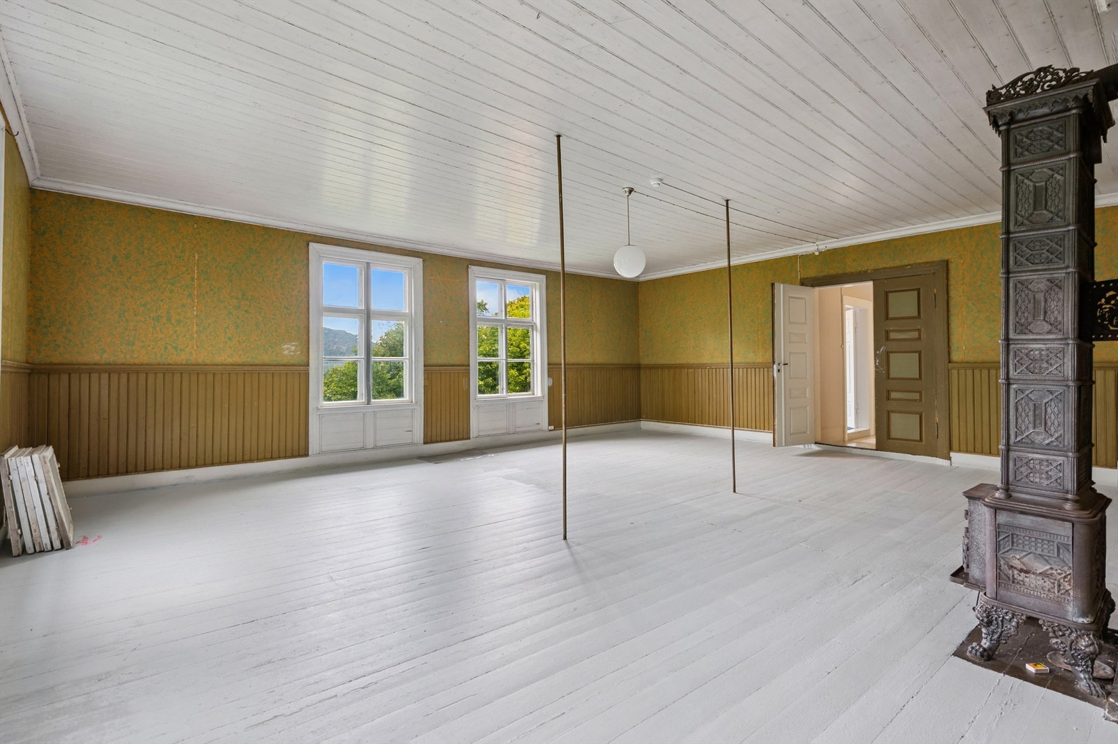 Også i andre etasje finner vi en stue med et flott, ornamentert ildsted i teglstein. Galleribilde