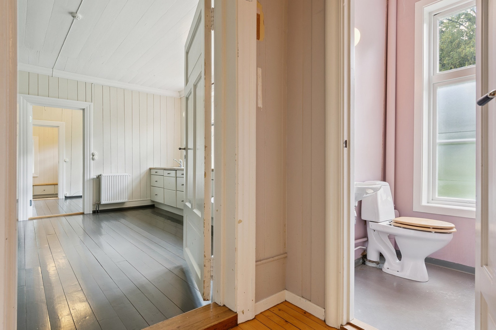 I tilknytning til hallen ligger et praktisk toalettrom utstyrt med servant og gulvmontert toalett. Galleribilde