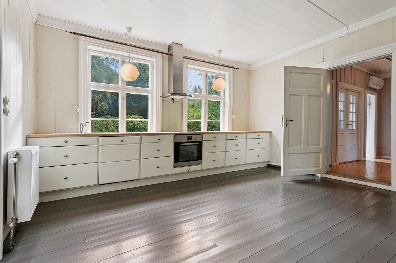 Kjøkkenet har en solid heltre innredning med integrerte hvitevarer og benkeplate i heltre. Galleribilde