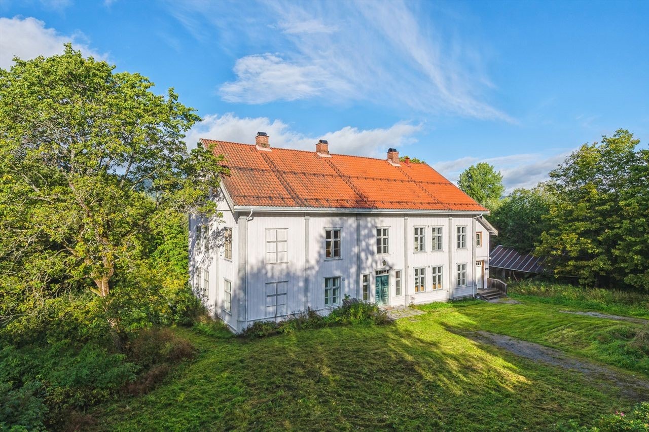 Dette er et historisk våningshus, opprinnelig bygget i 1790, på en tomt på over 9,4 mål. Galleribilde