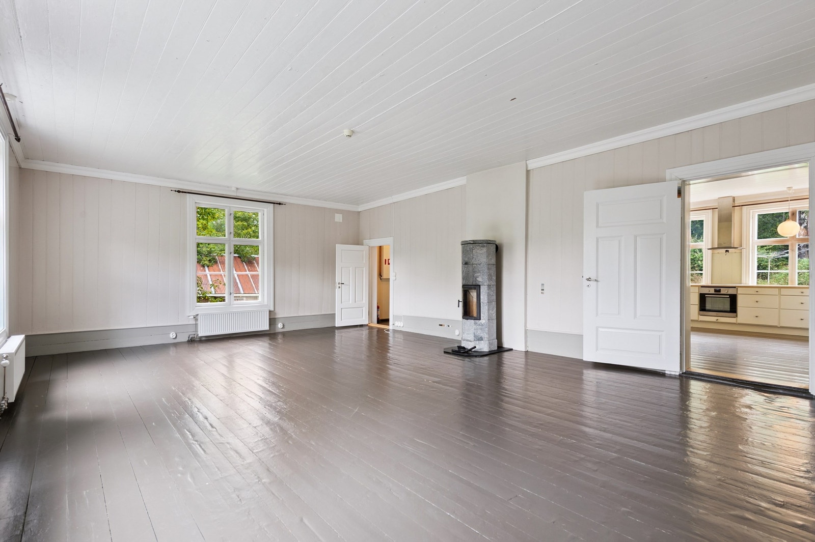 De gjennomgående rommene med profilerte tredører skaper en god flyt i etasjen. Galleribilde