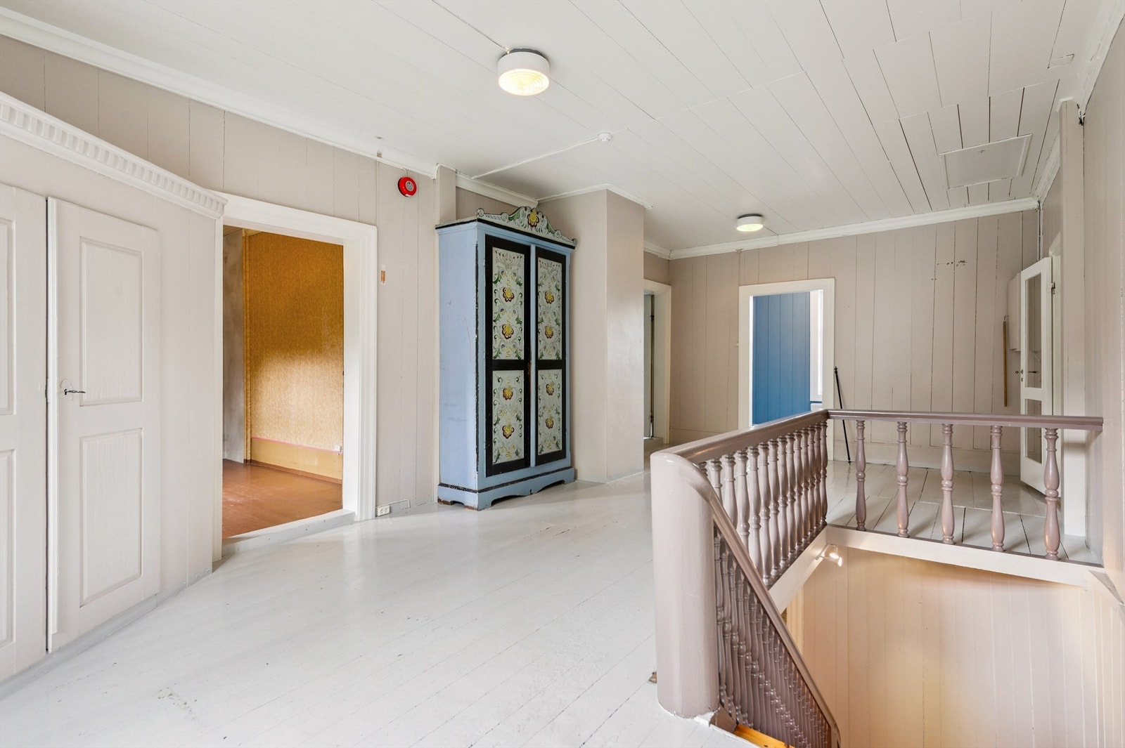 Hallen er romslig og gir tilgang til etasjens mange rom. Galleribilde