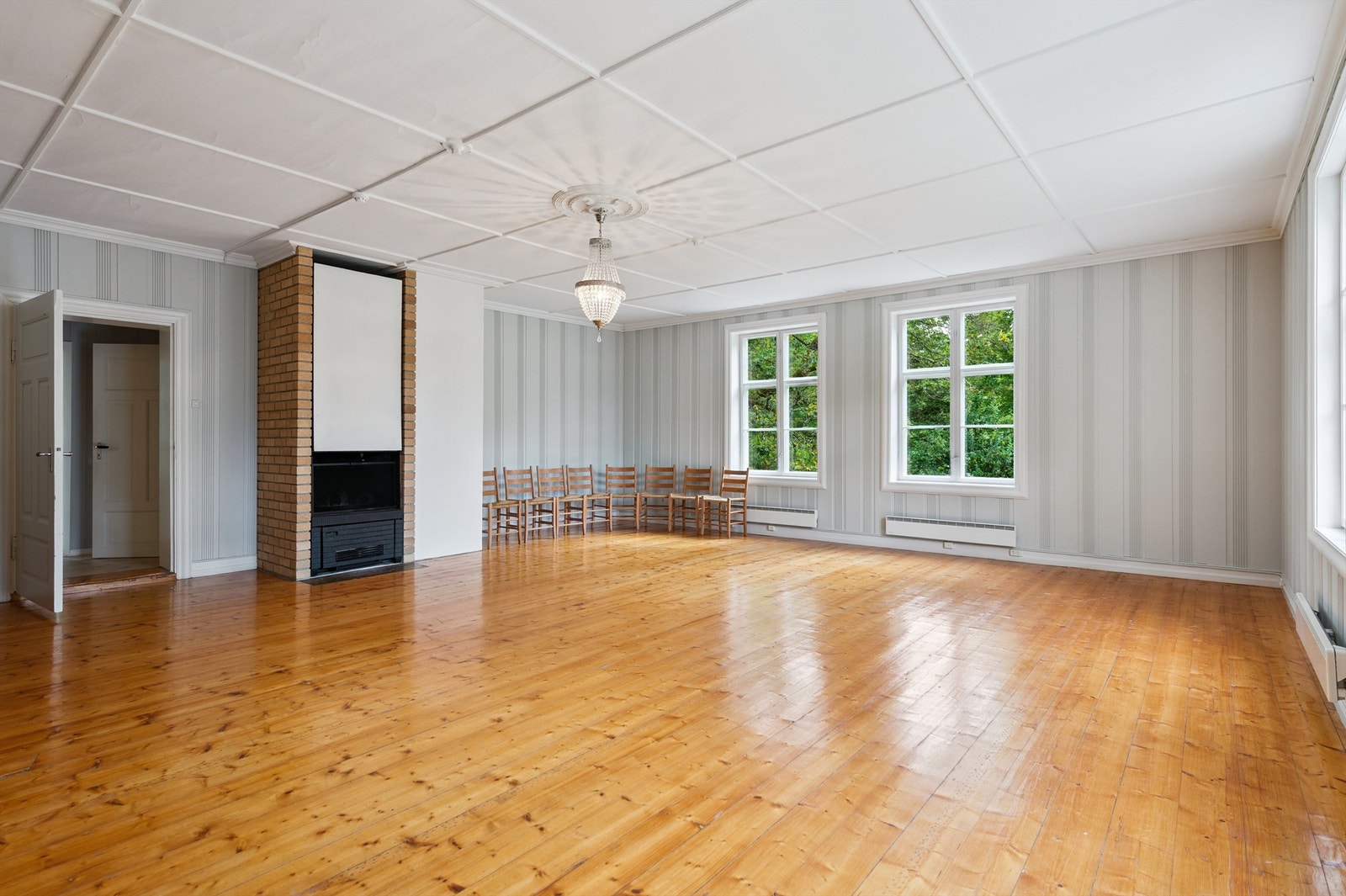 Store vindusflater gir godt med naturlig lys og fremhever takhøyden. Galleribilde