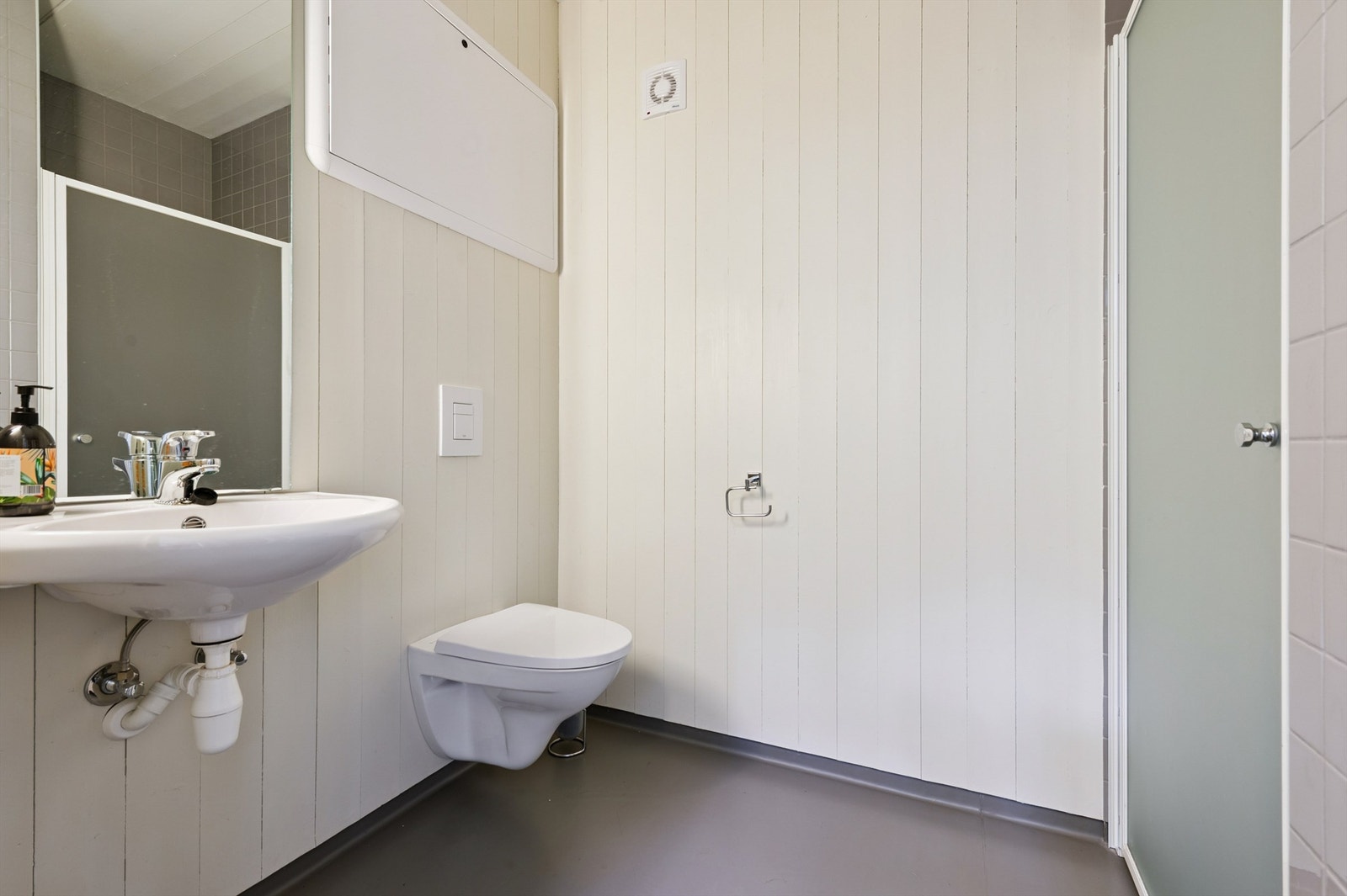 Det andre badet i etasjen har gulvbelegg med gulvvarme, dusjnisje og vegghengt toalett. Galleribilde