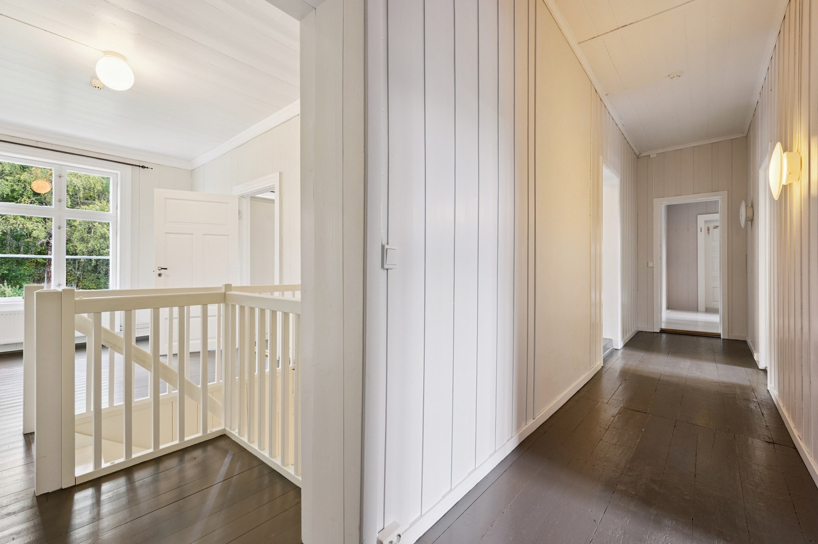 Trapperommet og gangen i andre etasje har panelvegger og binder rommene godt sammen. Galleribilde