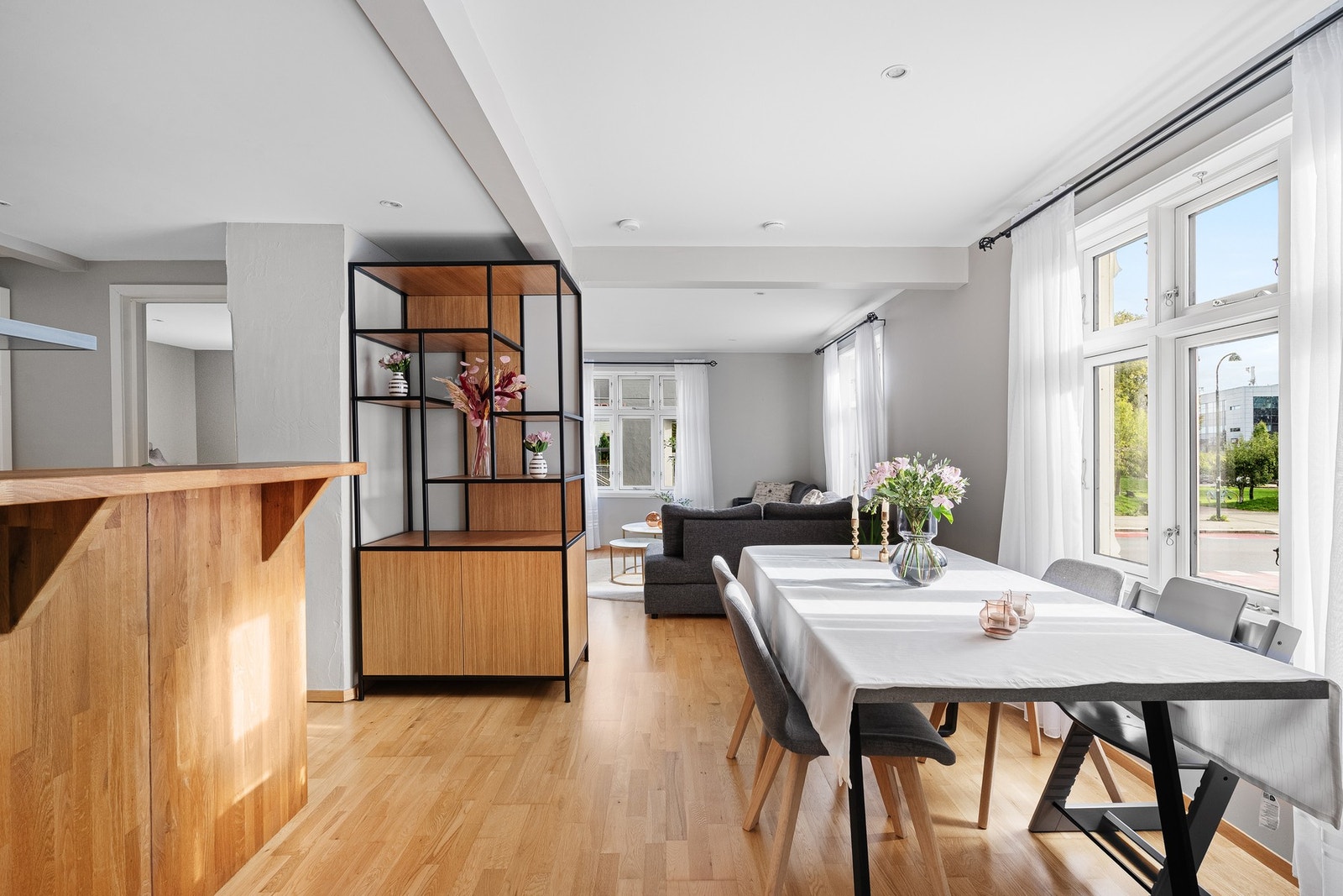 Boligen har en åpen planløsning med gode muligheter for å møblere i soner. Galleribilde