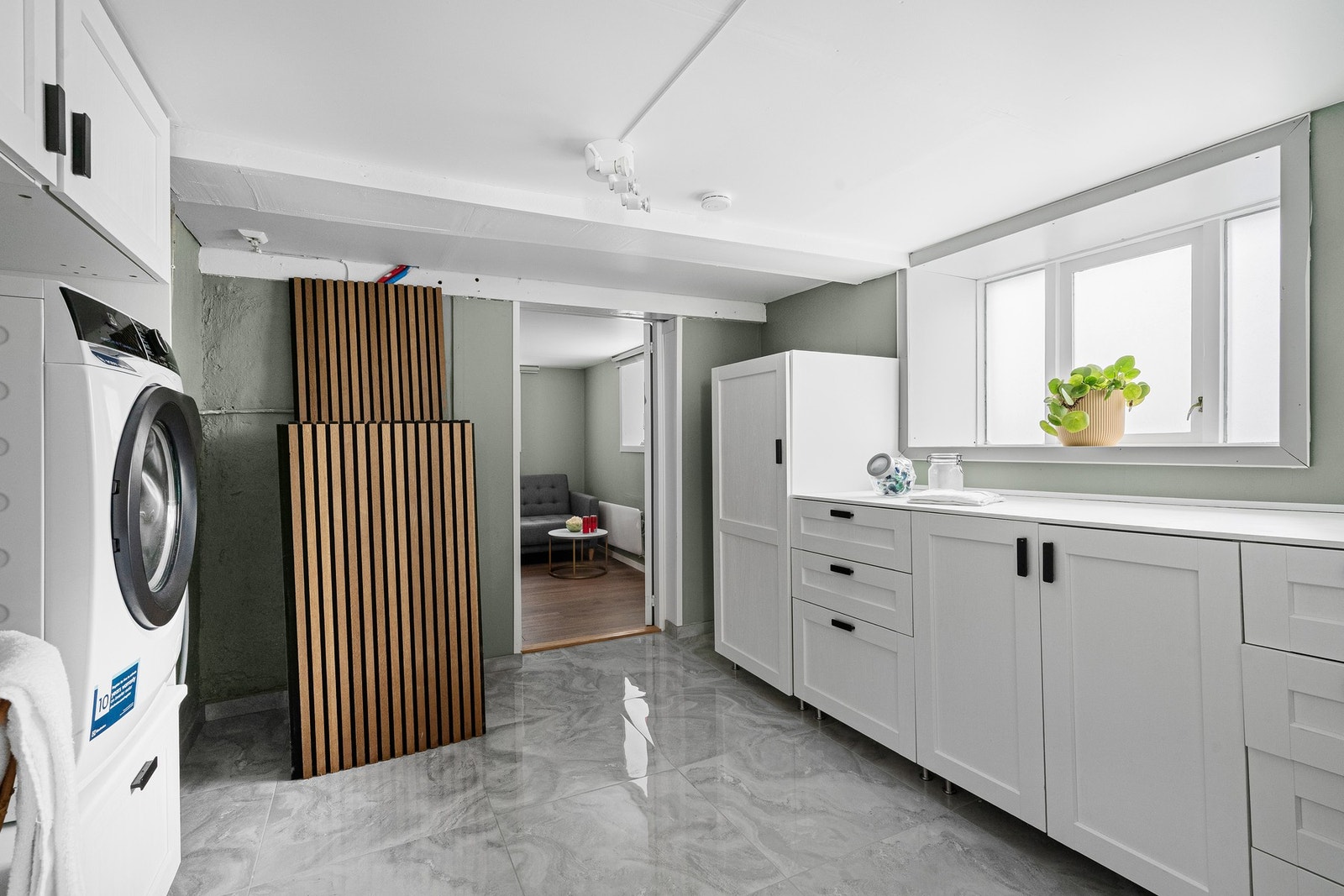 Kjelleren er godkjent som boder, men er idag innredet med vaskerom og kontor. Galleribilde