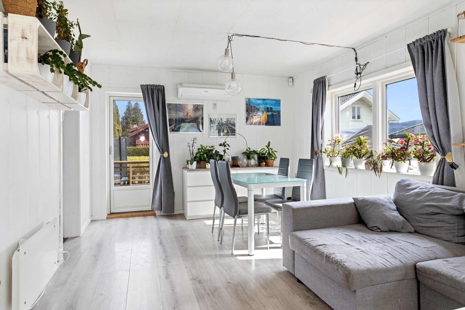 Spisestuen er plassert slik at den er lett tilgjengelig fra kjøkkenet. Galleribilde