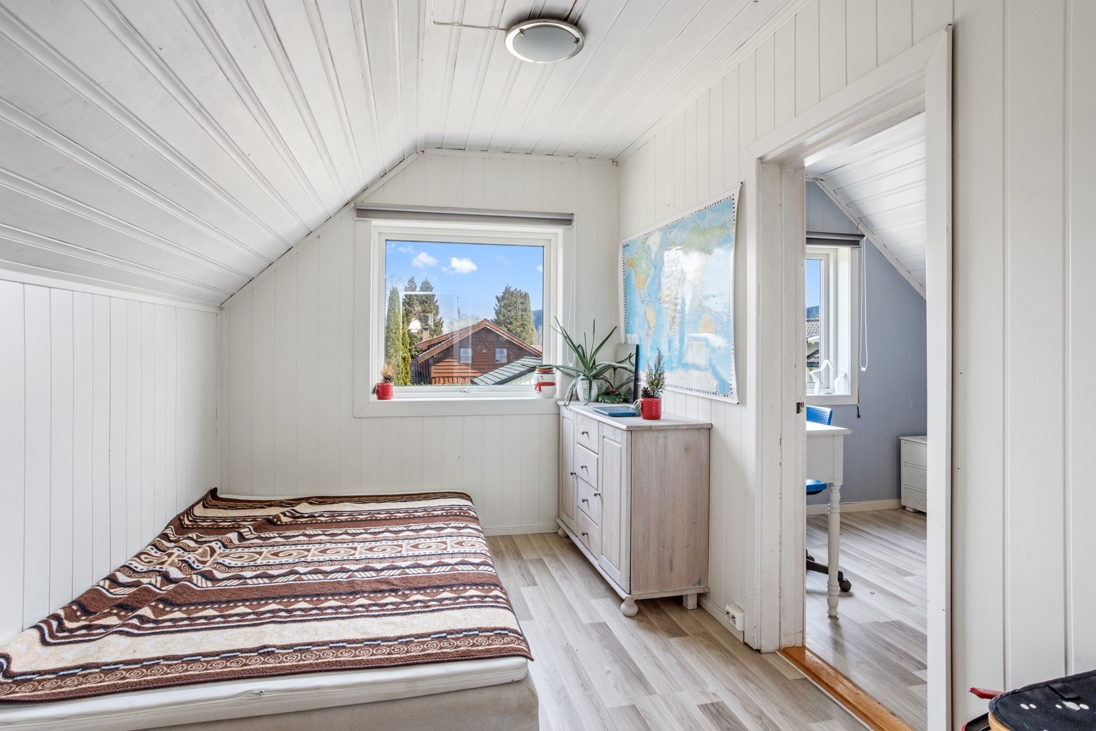 Man går gjennom det ene soverommet for å komme til soverom nummer to. Galleribilde